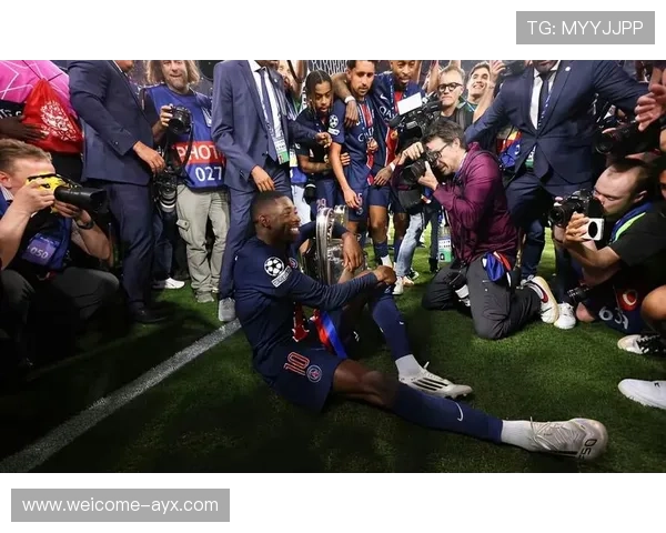 巴萨水货逆袭成就，球员摘得金球奖辉煌时刻，巴萨包揽金球前三