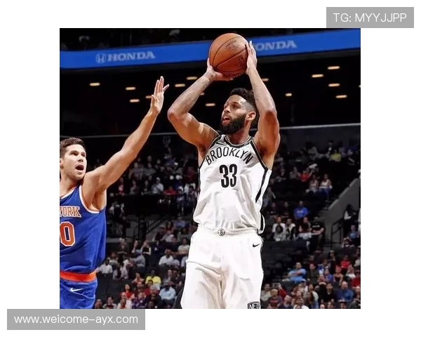 武汉三镇菲尔米诺回撤补位，断球后直接转移打到弱侧